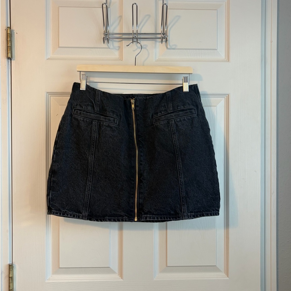 Black Denim Zip-Front Mini Skirt – Size 12 (Mid-Rise)
